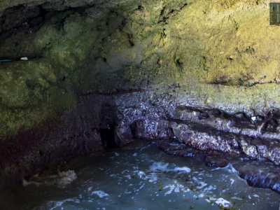 Notiamo come la stanza, dalle pareti verdognole ed erose, sia caratterizzata da una piscina naturale di 60 centimetri di profondit� che raccoglie l�acqua marina
